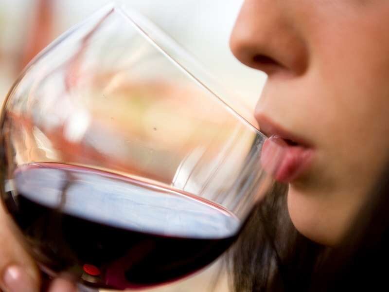 Mulher bebendo bebida alcoólica.