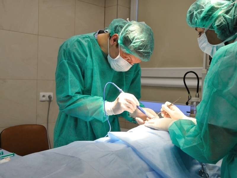 Médicos realizando cirurgia.