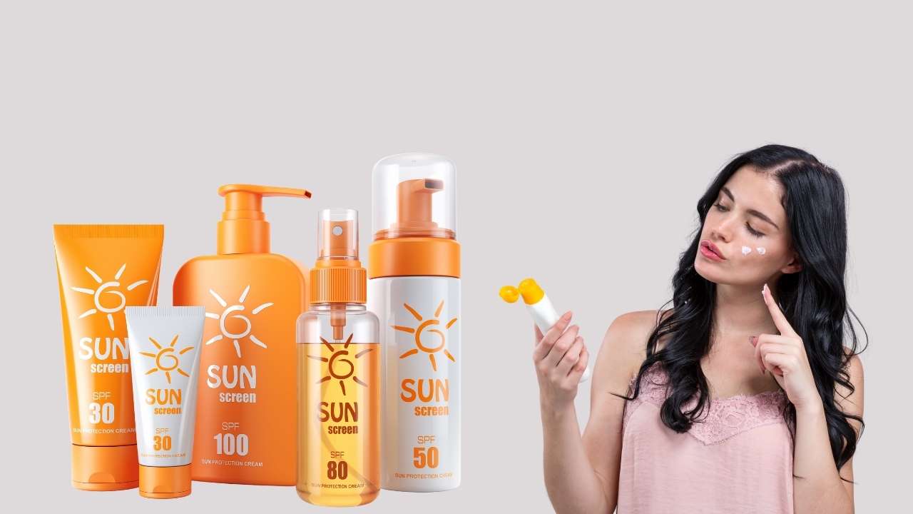 Mulher jovem segurando protetor solar.