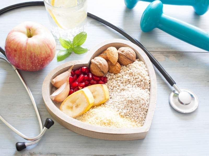 Bandeja de frutas em forma de coração e estetoscópio.