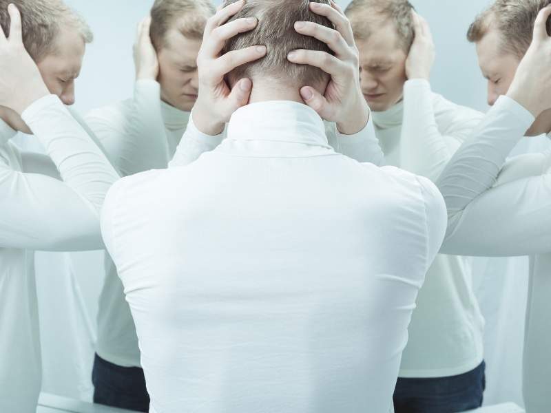 Paciente com crise de esquizofrênica.
