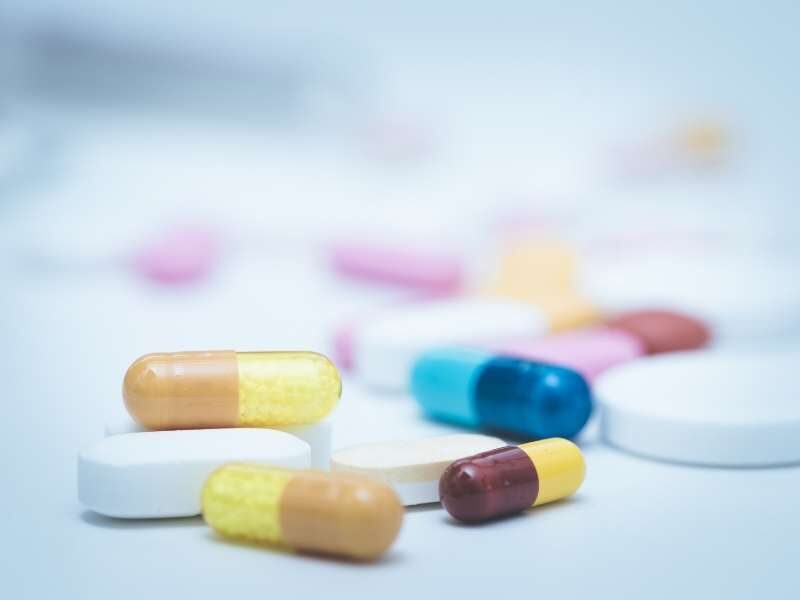Foto de medicamentos espalhados.