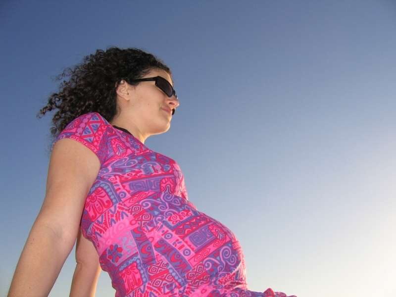 Mulher gravida exposta ao sol.