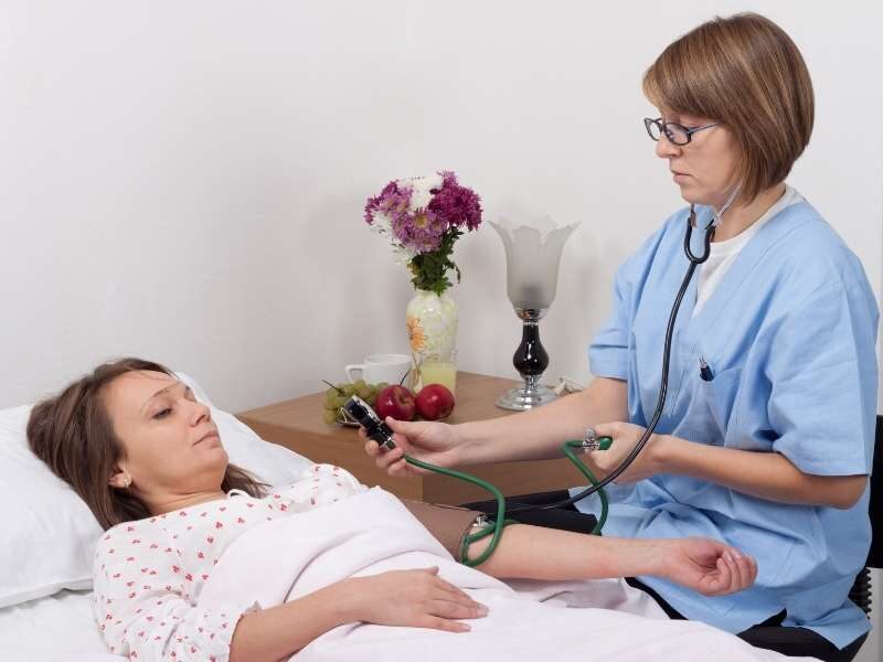 Mulher hospitalizada com esquizofrenia.