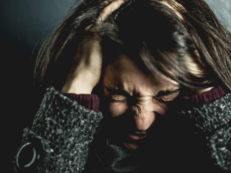 Mulher agitada devido a delírios da esquizofrenia.