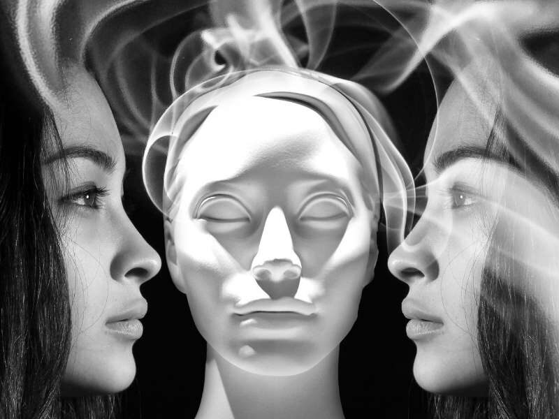 Mulher com alucinações;