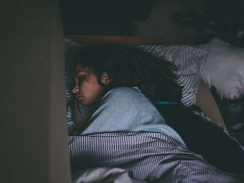 Mulher domingo a noite.