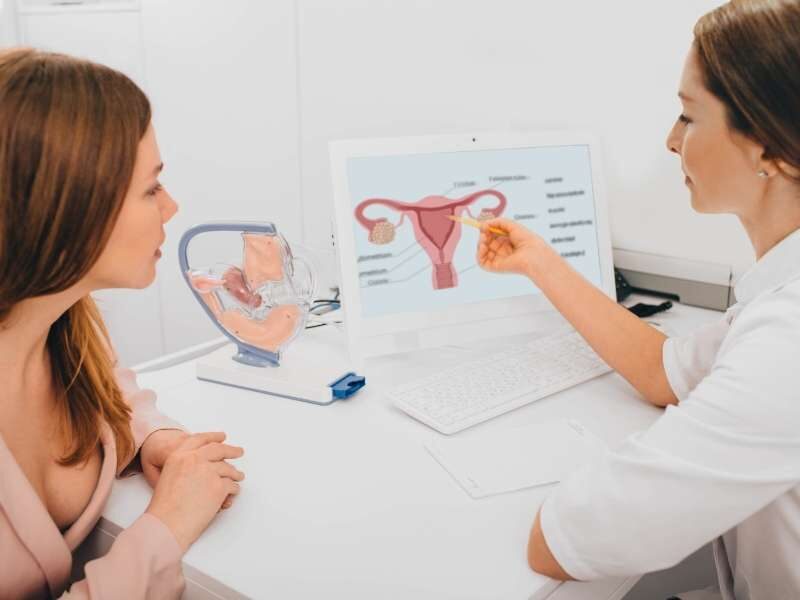 Médica ginecologista orientando paciente.