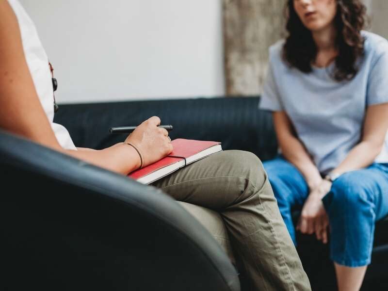 Mulher fazendo psicoterapia para tratamento de esquizofrenia.