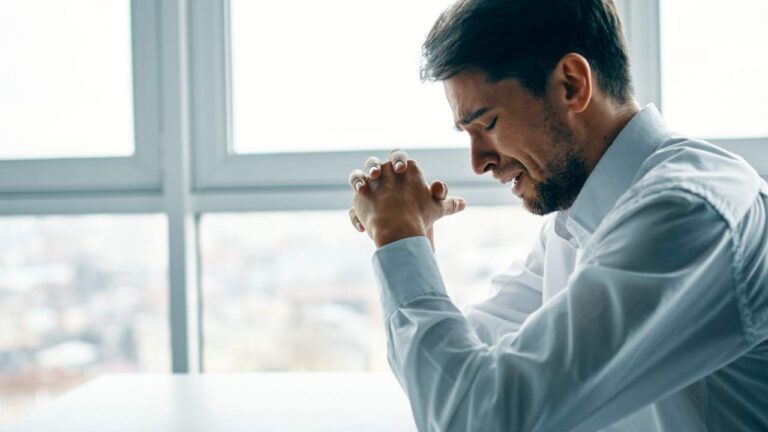 Homem com TOC no ambiente de trabalho.