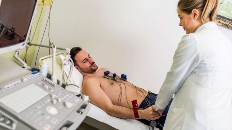 Homem realizando eletrocardiograma.