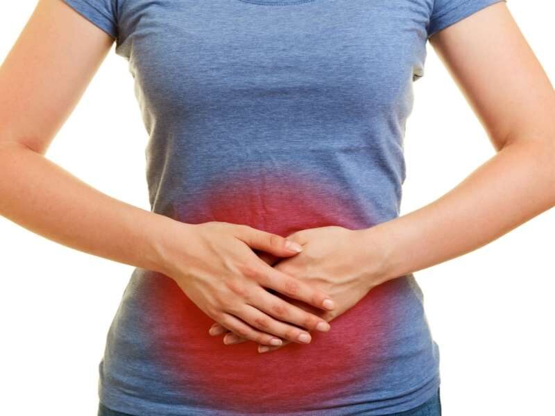 Mulher com dor abdominal.