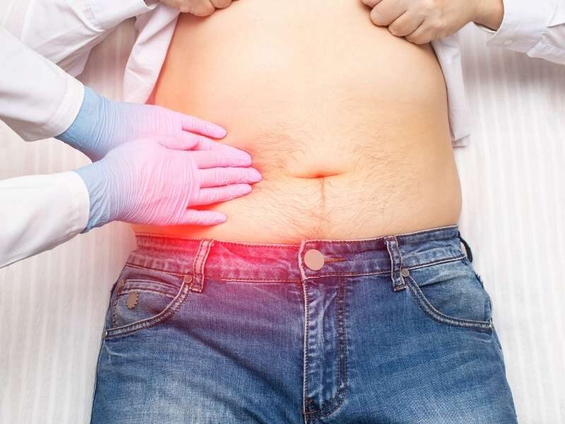 Médico examinando sintoma de pedra na vesícula.