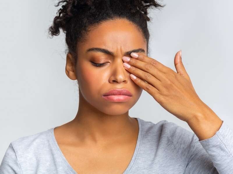 Mulher com conjuntivite e ardência nos olhos.