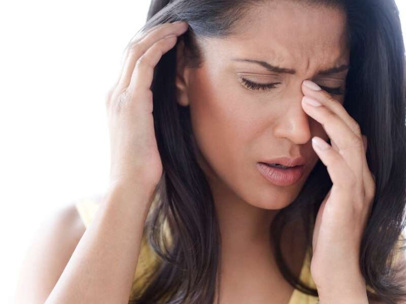 Mulher com sinusite e ardência nos olhos.