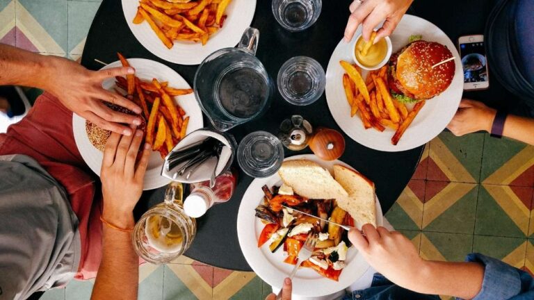 Pessoas se alimentando com fast foods.