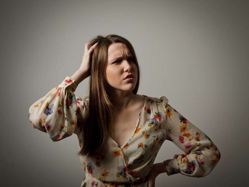 Mulher com dificuldade de momória.