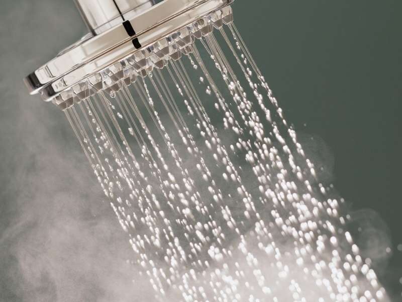 Chuveiro com agua quente.