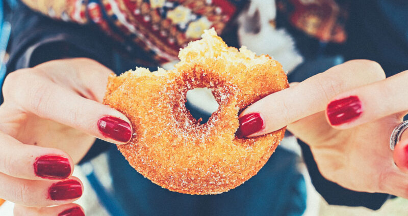 uma mulher segurando um donut representa o que causa inquietação