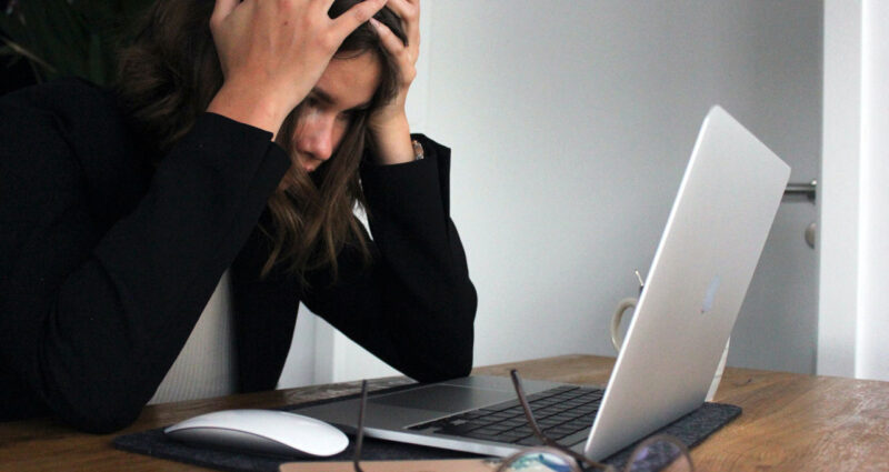 mulher em desesperada e inquieta frente ao computador