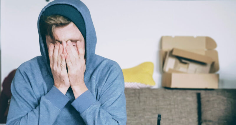 menino chorando por depressão, uma das causas da insônia