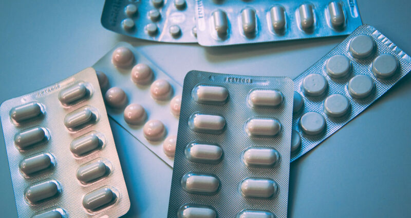 vários remédios e medicamentos em cápsula