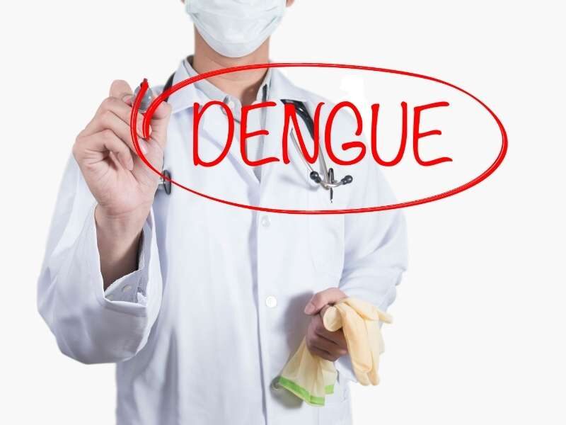 Homem escrevendo a palavra dengue.