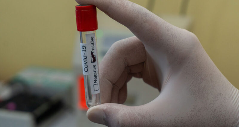 respiração ofegante e falta de ar como sintomas de covid-19