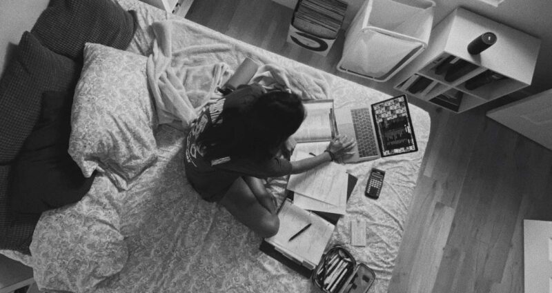 menina na cama com dificuldade em socializar