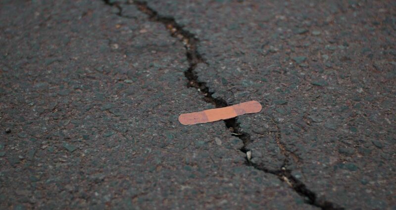 band-aid na rua representando traumas passados