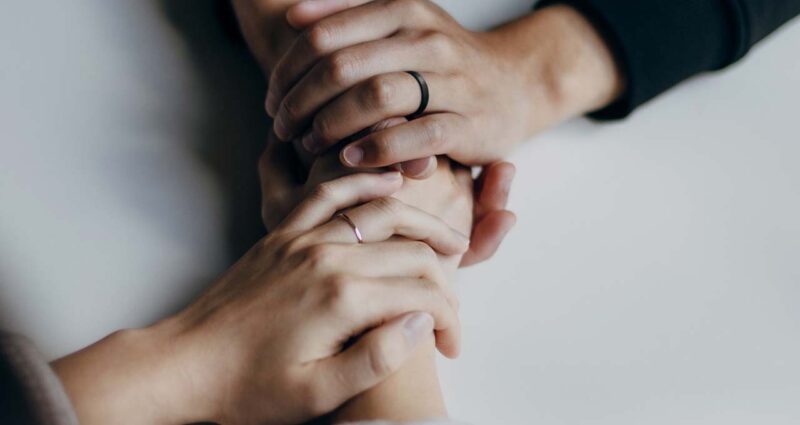 qual o melhor tratamento para parar de roer unhas