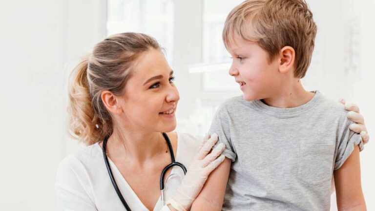 Médica abraçando criança.