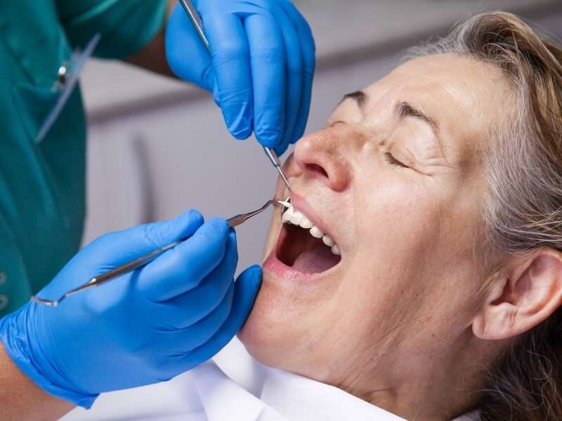 Dentista fazendo tratamento de gengivite.
