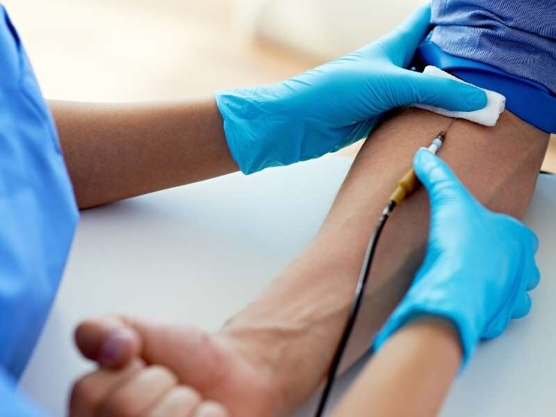 Fazendo coleta de sangue para teste de HIV.