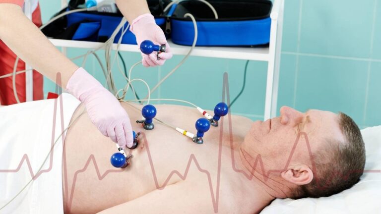 Homem fazendo exame eletrocardiograma ECG.