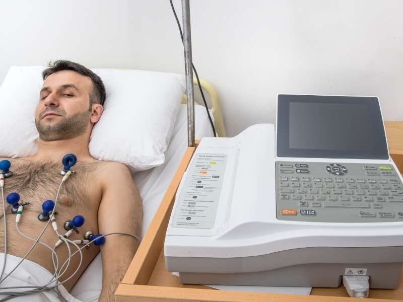 Homem fazendo eletrocardiograma.