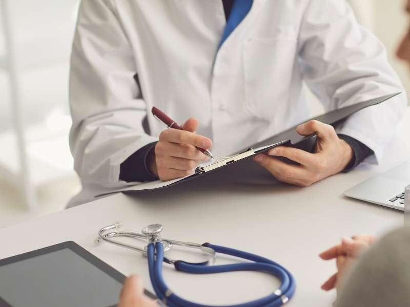 Medico fazendo prescrevendo tratamento.