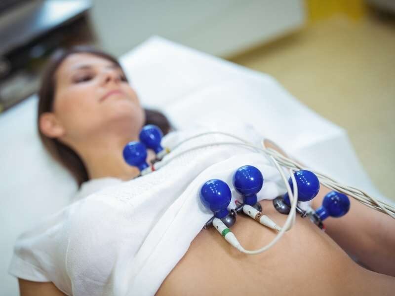 Mulher fazendo exame ECG.