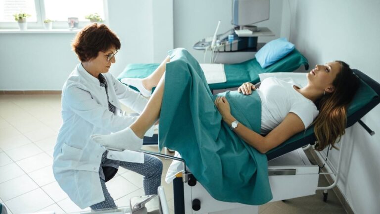 Mulher realizando exame Papanicolau preventivo.