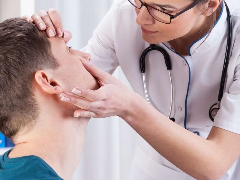 Médica avaliando sintomas de paciente.