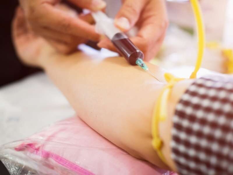 Coletando sangue para exame de sangue.