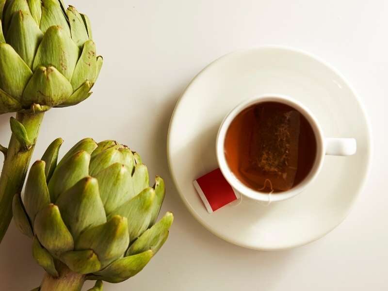 Foto da fruta e chá de Alcachofra.