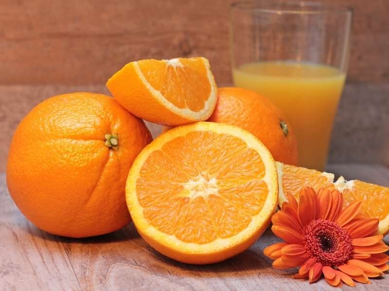 Foto suco e fruta laranja, bons para o fígado.