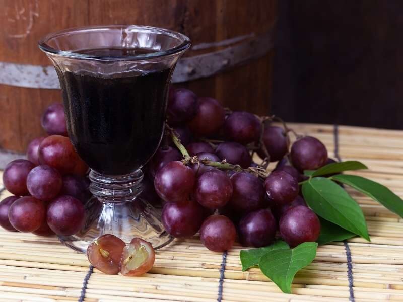 Uva roxa suco e fruta.