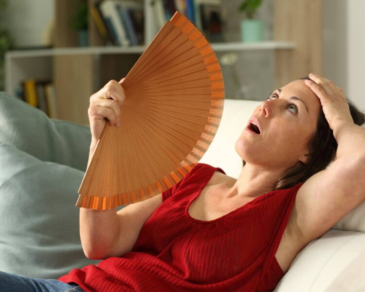 Ondas de calor e alteração do sono são muito comuns